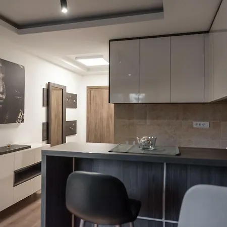 Apartment Empire Queen