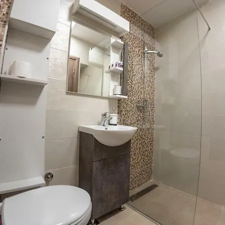 Empire Queen Apartment